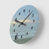 Romantischer Spaziergang am Strand Runde Wanduhr (Winkel)