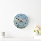 Romantischer Spaziergang am Strand Runde Wanduhr (Zuhause)