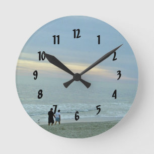 Romantischer Spaziergang am Strand Runde Wanduhr