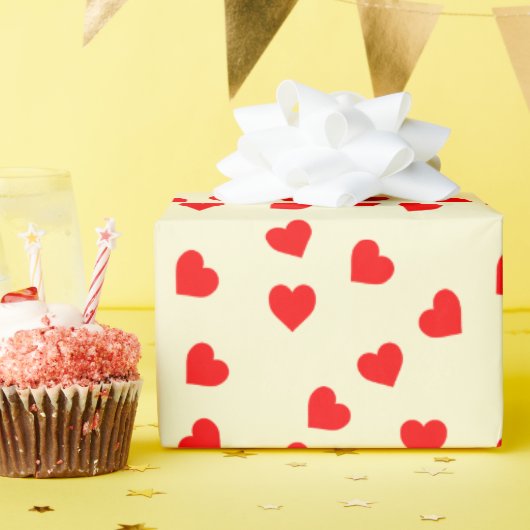 Romantischer, spielerischer Rotherz-Muster Pastell Geschenkpapier (Geburtstagsparty)