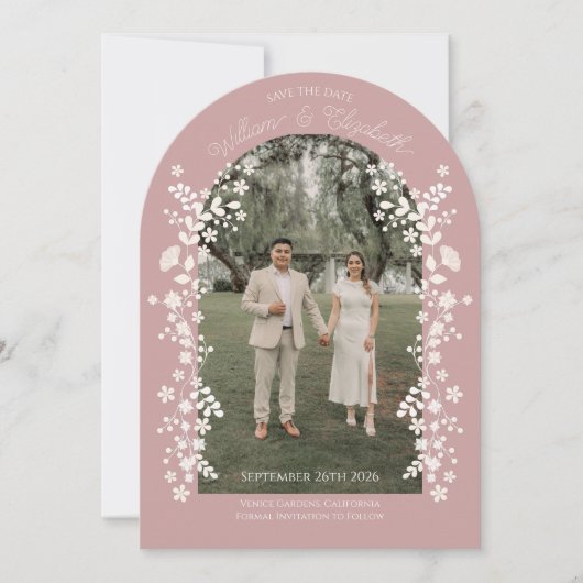 Romantischer Staubrosen-Blumenbogen Save-the-Date- Einladung (Vorderseite)