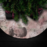 Romantischer Steampunk | Antikes Vintages Ephemera Polyester Weihnachtsbaumdecke<br><div class="desc">90er Grunge, ganz erwachsen! Feminine, ausgeklügelte Steampunk-Shabby Chic aus der Viktorianischen Zeit mit dystopischen Zahnradgetrieben, Fahrrad, Schädel, Eule, Teleskop und vielem mehr auf einem sanften romantischen, tausendjährigen rosa Grunge Hintergrund. Dieses Vintage abstrakte Design der 90er Jahre zeichnet sich durch eine wunderschöne Farbpalette aus, die einen perfekten Pop verleiht. Für Anpassungen...</div>