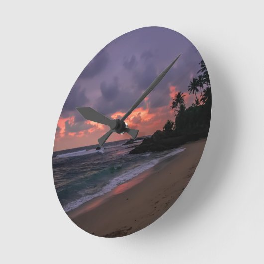 Romantischer Strand in Dusk Runde Wanduhr (Winkel)