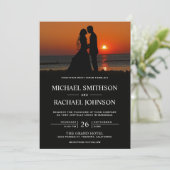 Romantischer Strand Sunset Couple Wedding Einladung (Stehend Vorderseite)