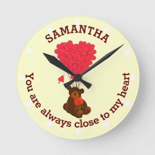 Romantischer Teddybär und personalisiertes rotes H Runde Wanduhr