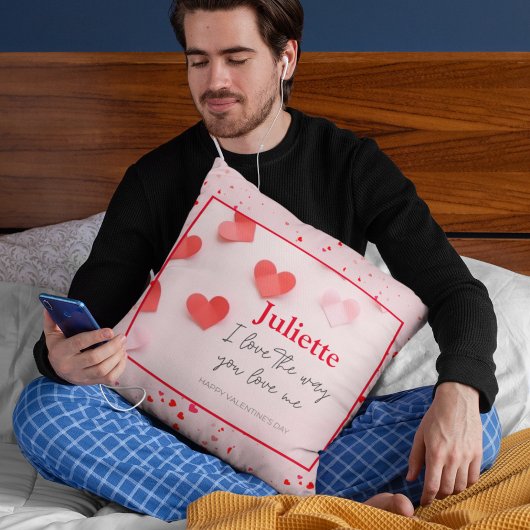 Romantischer Valentinstag zwischen Rosa und Rotem  Kissen