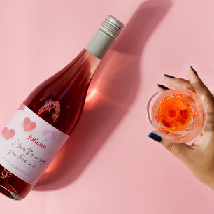 Romantischer Valentinstag zwischen Rosa und Rotem Weinetikett
