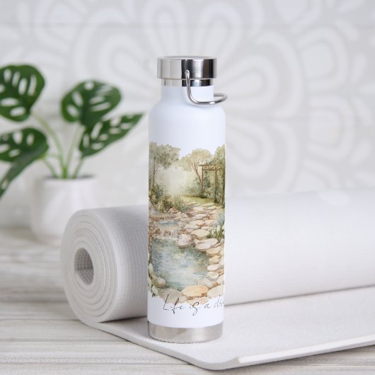 Romantischer Wiesenfels Pfad Trinkflasche (Yoga (gedreht))