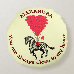 Romantischer Zebra und rotes Herz personalisiert Rundes Kissen