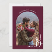 Romantisches Arched Foto Burgundy Wedding Einladung (Vorderseite)