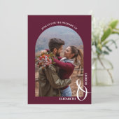 Romantisches Arched Foto Burgundy Wedding Einladung (Stehend Vorderseite)