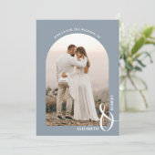 Romantisches Arched Foto Dusty Blue Wedding Einladung (Stehend Vorderseite)
