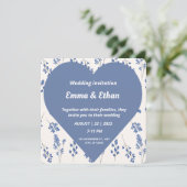 Romantisches blaues Blumenherz Einladung zur Hochz (Stehend Vorderseite)