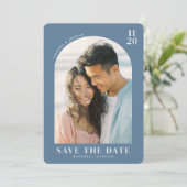 Romantisches blaues minimalistisches Foto Save The Date (Stehend Vorderseite)