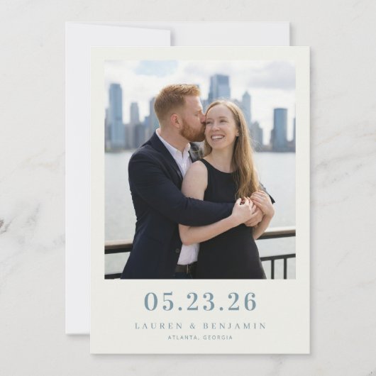 Romantisches blaues Stadtfoto Save The Date (Vorderseite)