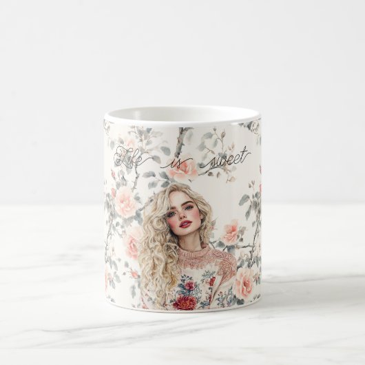 Romantisches blondes Mädchen mit Pfirsichrosen flo Kaffeetasse (Mittel)