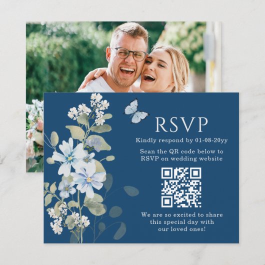 Romantisches Blue Floral UAWG QR Code Foto Hochzei RSVP Karte (Vorne/Hinten)
