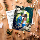 Romantisches Blumen-Gold-Kranz-Foto Save the Date Ankündigungspostkarte<br><div class="desc">Unser "Romantisches, blumenvergoldetes Foto Save the Date der Hochzeitseinladung Postkarte" gibt eine besondere und persönliche Erklärung mit dem Foto. Ihre Gäste werden überrascht sein über die vielen Details wie den smaragdgrünen Hintergrund, auf dem Goldakzente in Form des Goldrahmens und die Goldkonfetti Set sind. Das Personal ist sehr einfach und die...</div>