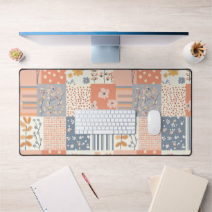 Romantisches Blumenpatchwork in Rosenholzrosa und Schreibtischunterlage