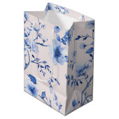 Romantisches Blush Blue Floral Brautparty Mittlere Geschenktüte (Vorderseite Schrägansicht)