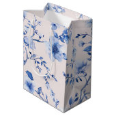 Romantisches Blush Blue Floral Brautparty Mittlere Geschenktüte (Rückseite Schrägansicht)
