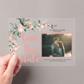 Romantisches Blush PInk Floral Foto Save the Date Acryleinladungen (Insitu (Handheld))