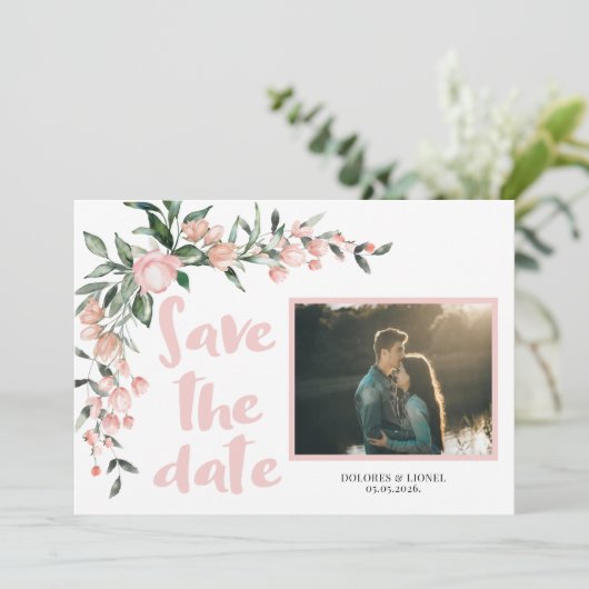 Romantisches Blush PInk Floral Foto Save the Date Einladung (Stehend Vorderseite)