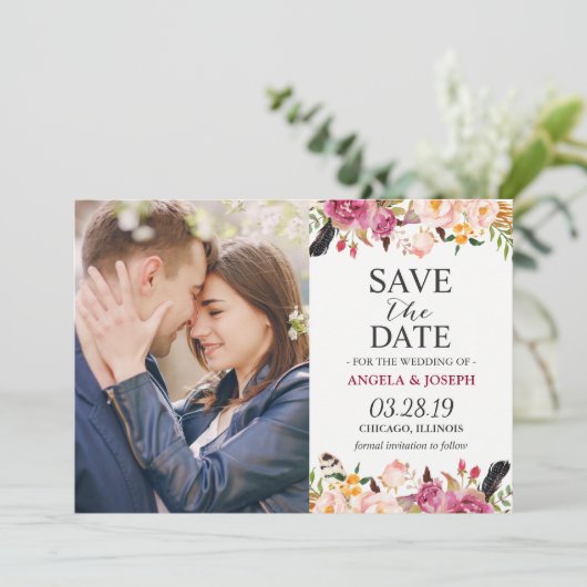 Romantisches Boho Floral Feather Foto Save the Dat Date (Stehend Vorderseite)