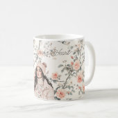 Romantisches braunhaariges Mädchen mit Hut Pfirsic Kaffeetasse (VorderseiteRechts)