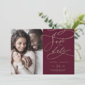 Romantisches Burgund-Kalligrafie-Foto Save The Date (Stehend Vorderseite)