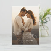 Romantisches Calligrafy Script Overlay-Foto Hochze Einladung (Stehend Vorderseite)