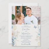 Romantisches Dusty Blue Floral Foto Hochzeit Einladung (Vorderseite)