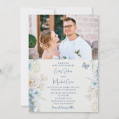 Romantisches Dusty Blue Floral Foto Hochzeit Einladung (Vorderseite)