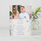 Romantisches Dusty Blue Floral Foto Hochzeit Einladung (Stehend Vorderseite)