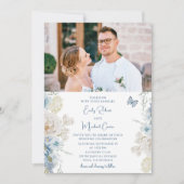 Romantisches Dusty Blue Floral Foto Hochzeit Einladung (Vorderseite)
