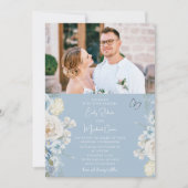 Romantisches Dusty Blue Floral Foto Hochzeit Einladung (Vorderseite)