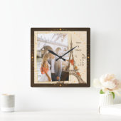 Romantisches Ehepaar, das in der Nähe des Eiffeltu Quadratische Wanduhr (Zuhause)