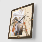 Romantisches Ehepaar, das in der Nähe des Eiffeltu Quadratische Wanduhr (Winkel)