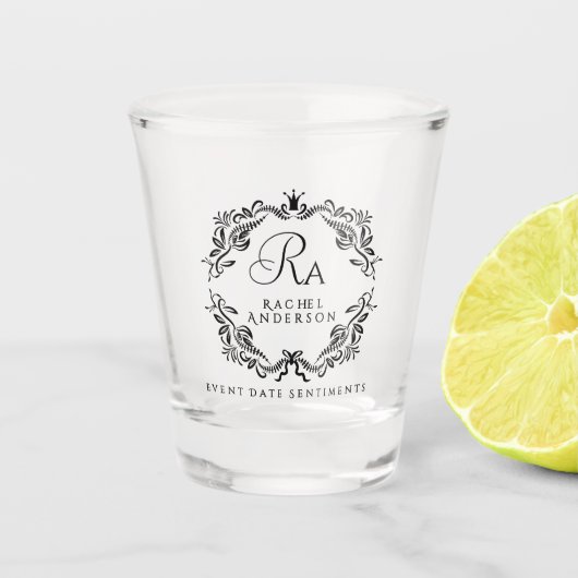 Romantisches elegantes Blattmonogramm Schnapsglas (Vorderseite)