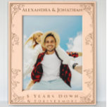 Romantisches Forevermore Hochzeitssemble Geätzte Rahmen<br><div class="desc">Romantische Vintage Inspirierte Ästhetik Bläserschnecke Border neu verheiratete Foto Laser Etched Wood Frames. Braut- und Gräuelnamen oben am Rahmen mit einem Herz in jeder oberen Ecke. Fünf Jahre nach unten und für immer, um unten zu gehen. Perfekt für Neuvermählte 1. Weihnachten (für Neuvermählte wechseln bis zum Hochzeitstag) oder für 5....</div>