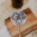 Romantisches Foto für kalligraphische Namen Save t Runder Aufkleber<br><div class="desc">Diese romantische Kalligraphiebezeichnungen Foto Save the Date Aufkleber ist perfekt für eine einfache Hochzeit. Das moderne klassische Design besticht durch extravagante Wirbel und skurrile Schnörkel mit einer prächtigen,  eleganten Typografie. Personalisieren Sie die Aufkleber mit Ihrem Foto,  Namen und Hochzeitsdatum.</div>