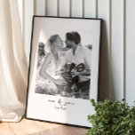 Romantisches Foto für Personalisierte Nachrichten  Poster<br><div class="desc">Erleben Sie das Wesen ewiger Liebe mit unserem romantischen Jubiläum personalisiert Foto Poster. Dieses Familienporträt ist nicht nur ein Geschenk, es ist eine zeitlose Deklaration der Zuneigung, perfekt für jeden Anlass, von Jubiläen über Hauswärme bis hin zu Hochzeiten und darüber hinaus. Als herzliches Jubiläumsgeschenk eines Ehemannes oder zarter Ausdruck der...</div>