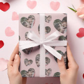 Romantisches Foto hört rosa Geschenkpapier