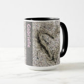 Romantisches Geologie Herz in Sand mit Namen Tasse (VorderseiteRechts)