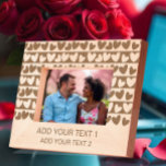 Romantisches Geschenk für Herzdesign mit benutzerd Geätzte Rahmen<br><div class="desc">Dieser wunderschön gestaltete Rahmen aus Foto verleiht Ihren gepflegten Erinnerungen eine persönliche Touch. Mit einem charmanten Herzmuster lässt sich dieser Rahmen in zwei Textzeilen individuell gestalten. Er eignet sich hervorragend für Liebende oder ist eine stilvolle Ergänzung zu Ihrem Zuhause. Es eignet sich ideal, um besondere Anlass wie Jahrestage, Hochzeiten oder...</div>