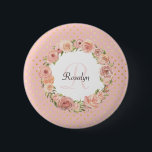 Romantisches Gold punktierter Rosen-mit Monogramm Button<br><div class="desc">Ein romantisches weiches Rosa und EIN IMITAT-Gold färbten Polkapunktmusterknopf mit einem elegante Rose Blumenwreath. Personalisiert dieser girly Entwurf durch das Addieren Ihrer Namens- und mit Monogramm Initiale. Vervollkommnen Sie,  um eine weibliche Touch jedem möglichem Raum hinzuzufügen. Ebenedruckbild,  NICHT tatsächliches Gold.</div>