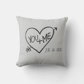 Romantisches Grau Rot Sie und ich Herz Monogramm Kissen (Vorderseite)