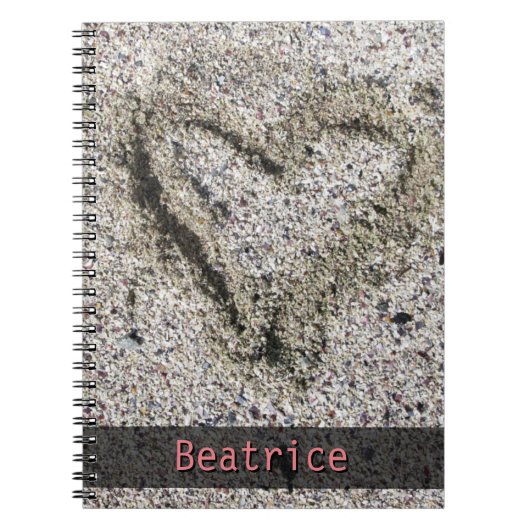 Romantisches Herz im Sand-Foto mit irgendeinem Notizblock (Vorderseite)