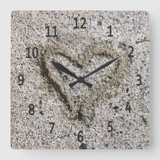 Romantisches Herz in Sand Foto Quadratische Wanduhr (Vorderseite)