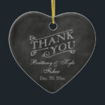 Romantisches Herz Vielen Dank auf Chalkboard Keramik Ornament<br><div class="desc">Dieses Urlaubssornament ist ein Dankeschön,  dass auf einem illustrierten Chalkboard-Hintergrund gedruckt wurde.</div>